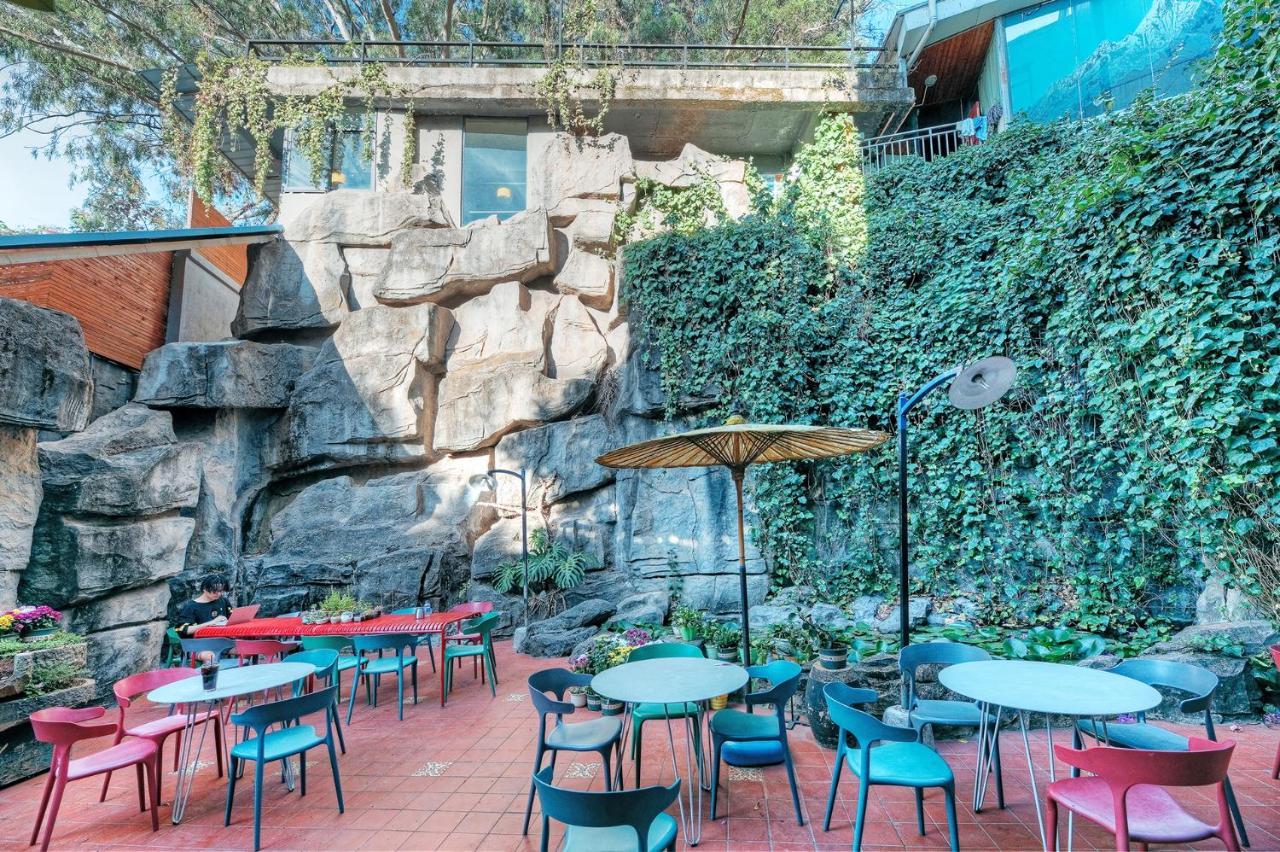 Kunming Upland International Youth Hostel Near The City Center ,2 Mins Walk To The Subway, 2 Mins Walk To The Green Lake, Close To Yuan Tong Temple, Old Street, Yunnan University, Convenient Payment And Visa Cards Are Accepted מראה חיצוני תמונה