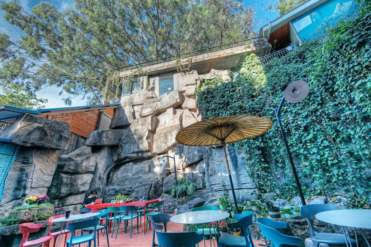 Kunming Upland International Youth Hostel Near The City Center ,2 Mins Walk To The Subway, 2 Mins Walk To The Green Lake, Close To Yuan Tong Temple, Old Street, Yunnan University, Convenient Payment And Visa Cards Are Accepted מראה חיצוני תמונה