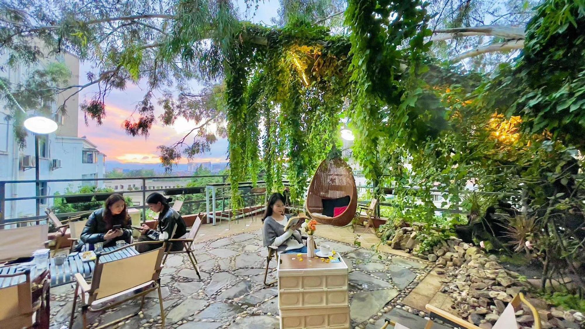 Kunming Upland International Youth Hostel Near The City Center ,2 Mins Walk To The Subway, 2 Mins Walk To The Green Lake, Close To Yuan Tong Temple, Old Street, Yunnan University, Convenient Payment And Visa Cards Are Accepted מראה חיצוני תמונה