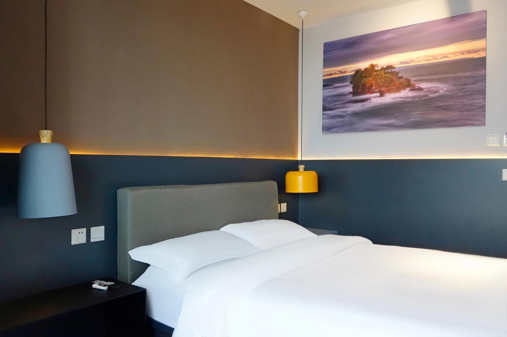 Kunming Upland International Youth Hostel Near The City Center ,2 Mins Walk To The Subway, 2 Mins Walk To The Green Lake, Close To Yuan Tong Temple, Old Street, Yunnan University, Convenient Payment And Visa Cards Are Accepted מראה חיצוני תמונה