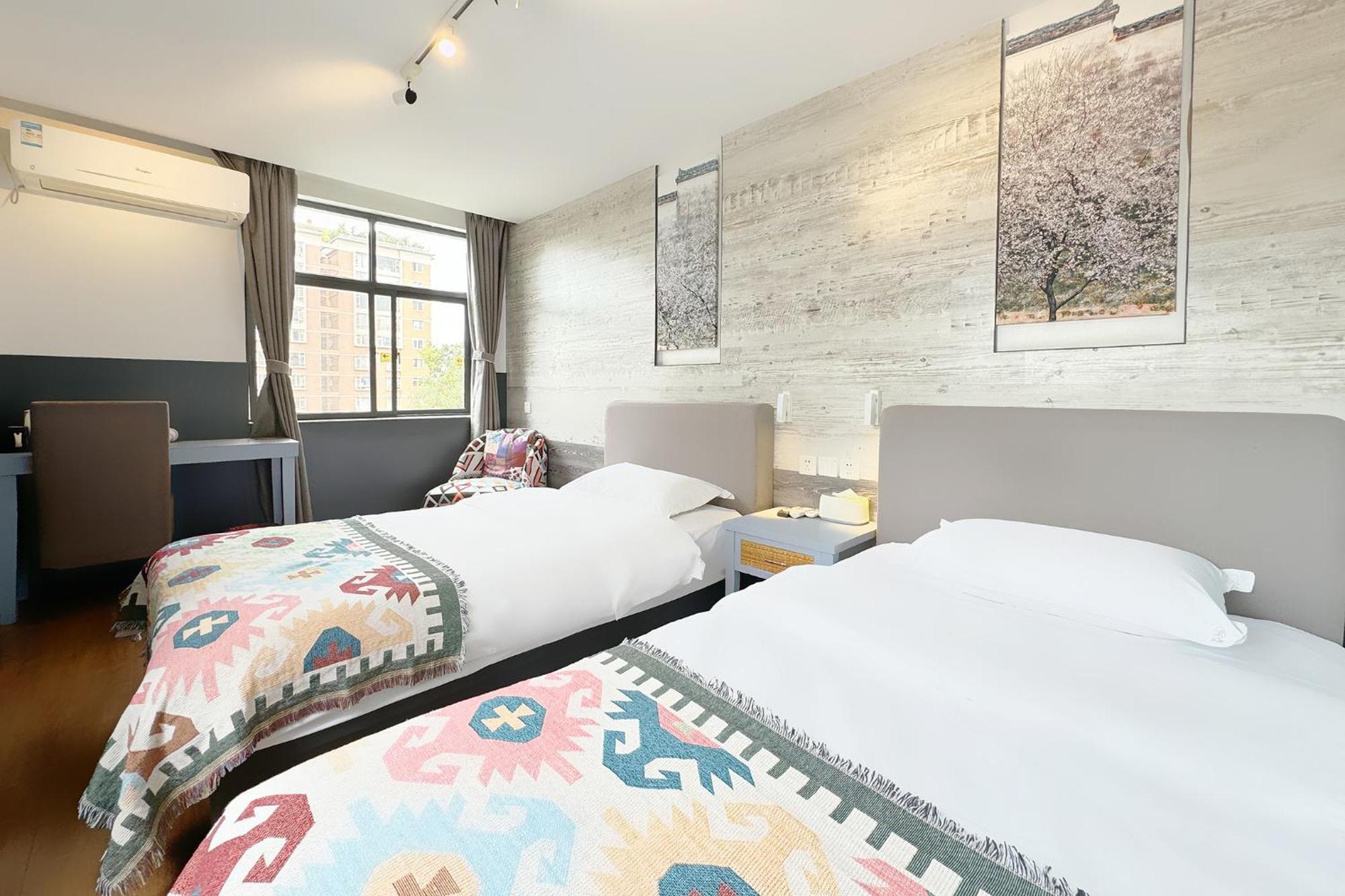 Kunming Upland International Youth Hostel Near The City Center ,2 Mins Walk To The Subway, 2 Mins Walk To The Green Lake, Close To Yuan Tong Temple, Old Street, Yunnan University, Convenient Payment And Visa Cards Are Accepted מראה חיצוני תמונה