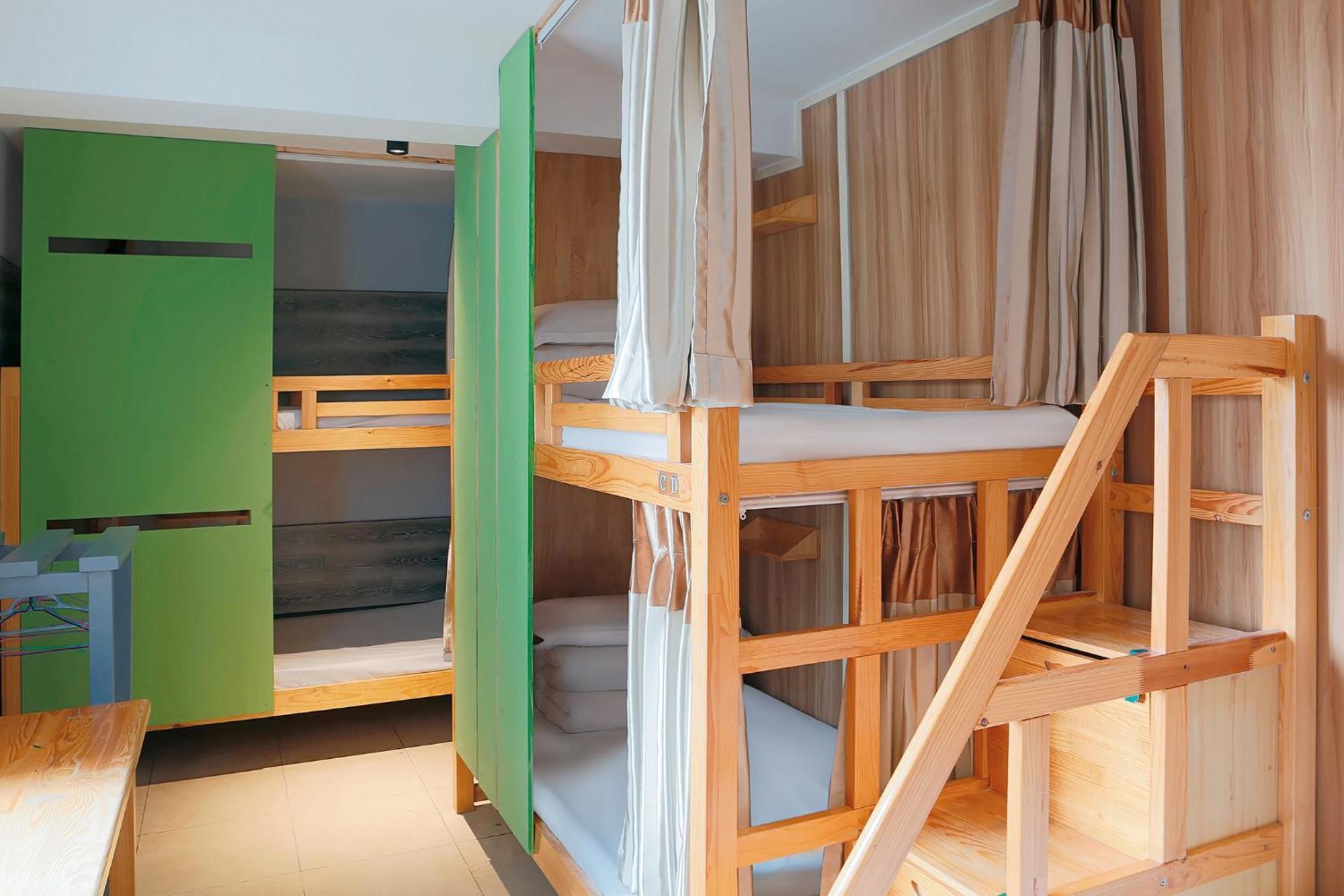 Kunming Upland International Youth Hostel Near The City Center ,2 Mins Walk To The Subway, 2 Mins Walk To The Green Lake, Close To Yuan Tong Temple, Old Street, Yunnan University, Convenient Payment And Visa Cards Are Accepted מראה חיצוני תמונה