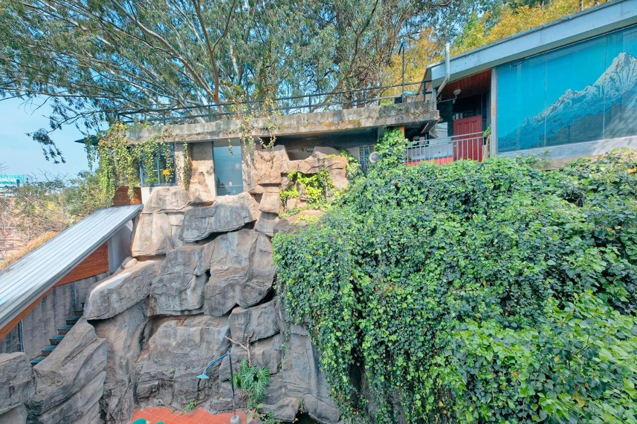 Kunming Upland International Youth Hostel Near The City Center ,2 Mins Walk To The Subway, 2 Mins Walk To The Green Lake, Close To Yuan Tong Temple, Old Street, Yunnan University, Convenient Payment And Visa Cards Are Accepted מראה חיצוני תמונה